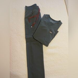 Figs limited edition bonsai scrubs set. Kade cargo bottoms w/ Catarina top. XS